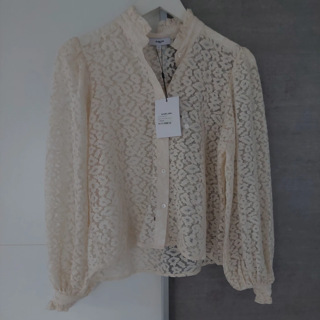 Vit spetsblus från Suncoo