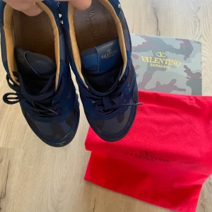 Valentino rockrunners  - Valentina rockrunners, camoflaug, blåa, alla nitar sitter kvar. Fint skick, box medföljer. Hör av dig vid intresse. 