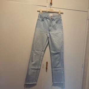 Ljusblå jeans från Abrand Jeans - Säljer ett par ljusblå jeans från Abrand Jeans i storlek 26.