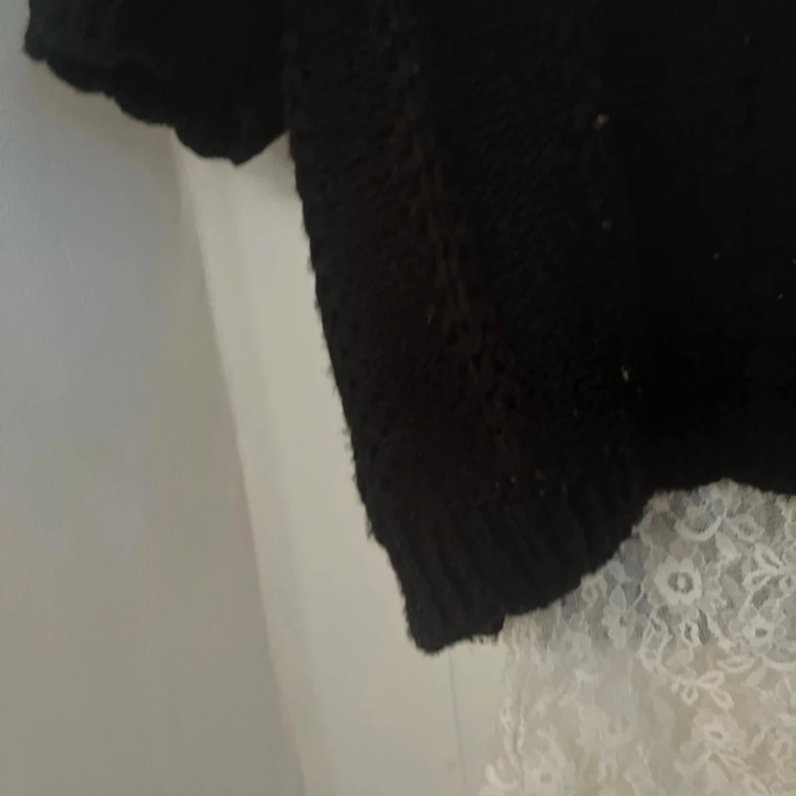 stickad tröja med spets - 2