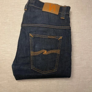 Mörkblå Nudie Jeans  W30 L32 - | märke: Nudie Jeans | plagg: jeans | skick: 9/10 | storlek: W30 L32  | nypris: 1500kr | mitt pris: 399kr | färger: Mörkblå | pris kan diskuteras | hör av dig vid minsta fråga eller fundering // LeClosMatteo