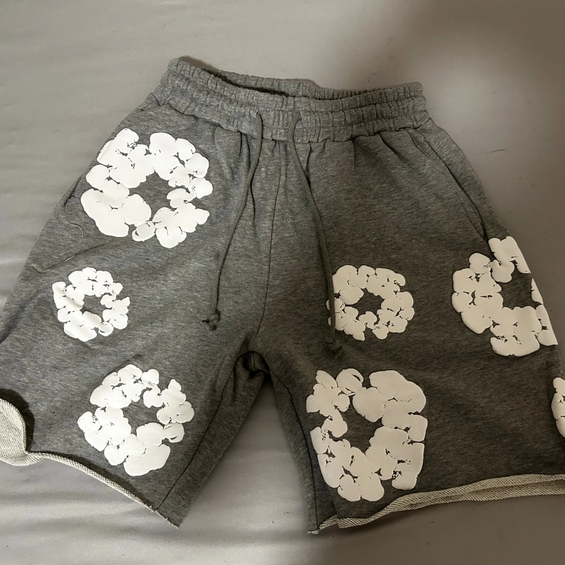 Grå shorts med blommor från Denim Tears