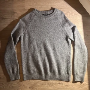 Tröja - Sjukt snygg lamm ull tröja från Cubus till salu. Matchar allt och är allmänt snygg.  Den är storlek M men sitter som S. Priset går att diskutera och skriv för fler frågor eller bilder. Skick 10/10 