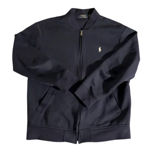 Ralph Lauren Zip - En Ralph Lauren full zip i mycket bra skick, använt ett fåtal gånger. Varan är i storlek XL men passar mer M/L. Säljer då den är för liten för mig. Skickar samma dag som köp före 21!