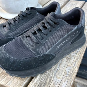 Armani Exchange skor  - Säljer ett par fräscha skor från Armani. Använda bara ett fåtal gånger. Skicket är väldigt bra på skorna.  Ligger ute för mindre än halva priset. Ny pris: 1700kr priset är inte hugget i sten och skriv vid frågor och funderingar ✌️