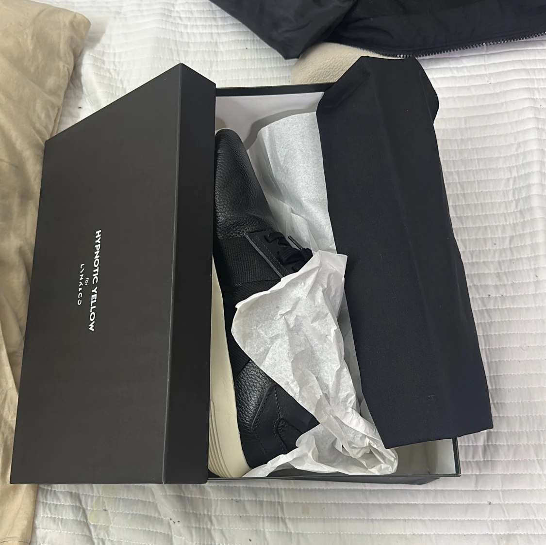 Svarta sneakers Hypnotic Yellow x Lynk&Co - 2