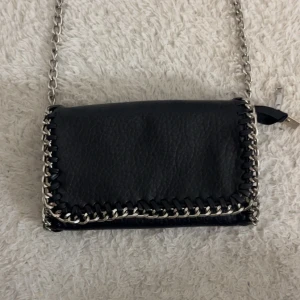 Tiamo väska liten - En svart tiamo väska i liten❤️ säljer då den inte används längre! Använd fåtal gånger