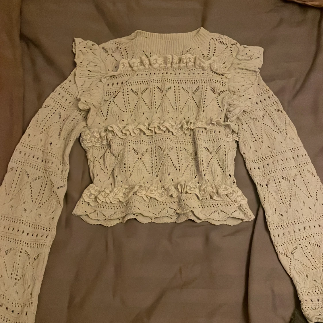 Beige stickad blus med volanger - 1