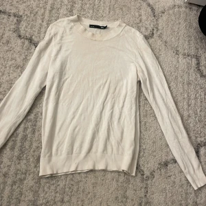 Vit långärmad tröja från H&M - En stilren vit tröja från lager157 i storlek S. Tröjan har rund halsringning, långa ärmar och är tillverkad i mjuk bomull. Perfekt för lager-på-lager och enkel att matcha med jeans eller kjol.