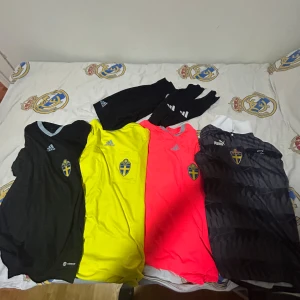 Fotbollsdomare-Set - Nybliven domare? Eller återkommen? Här har du ett fint set till dina uppdrag. Där det består av alla färger som du behöver samt en extra tröja som en färg som ingen har ”GRÅ”. I settet ingår: Gul domare tröja, Röd/Orange domare tröja, Svart domare tröja, shorts, strumpor. Har extra tillbehör om intresset väcker som uppvärmnings tröja samt Pike tröja osv som du kan ha på dig påväg till dina uppdrag…  Hör av dig vid intresse.  Endast seriösa köpare!  Mvh