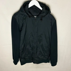 Massimo dutti cardigan  - Modellen är 185. L passar M