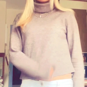 Beige/brun polotröja från Weekday - Säljer en polotröja från Weekday med lång ärm och ribbade muddar. Tröjan är stickad och har en loose passform med hög polokrage. Perfekt för dig som gillar en chill och enkel stil. Materialet är mjukt och skönt mot huden. Den har så gosigt material och är knappt använd 🥰 