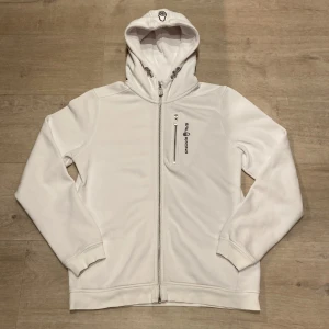 Zip hoodie från Sail Racing - Säljer en vit zip hoodie från Sail Racing i mycket bra skick, storlek 170, knappt använd.