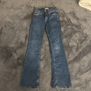  bootcut jeans - Stl 32, från gina tricot