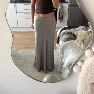 Grå lång satinkjol - Fint skick