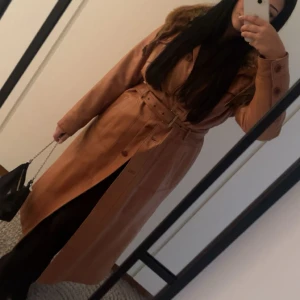 Äkta vintage skinnkappa med äkta rävpäls! - Super snygg skinnkappa med äkta räv! Köpt i Italien år 1990-2000 finns inte att hitta idag. Inköpt då för 20 tusen.