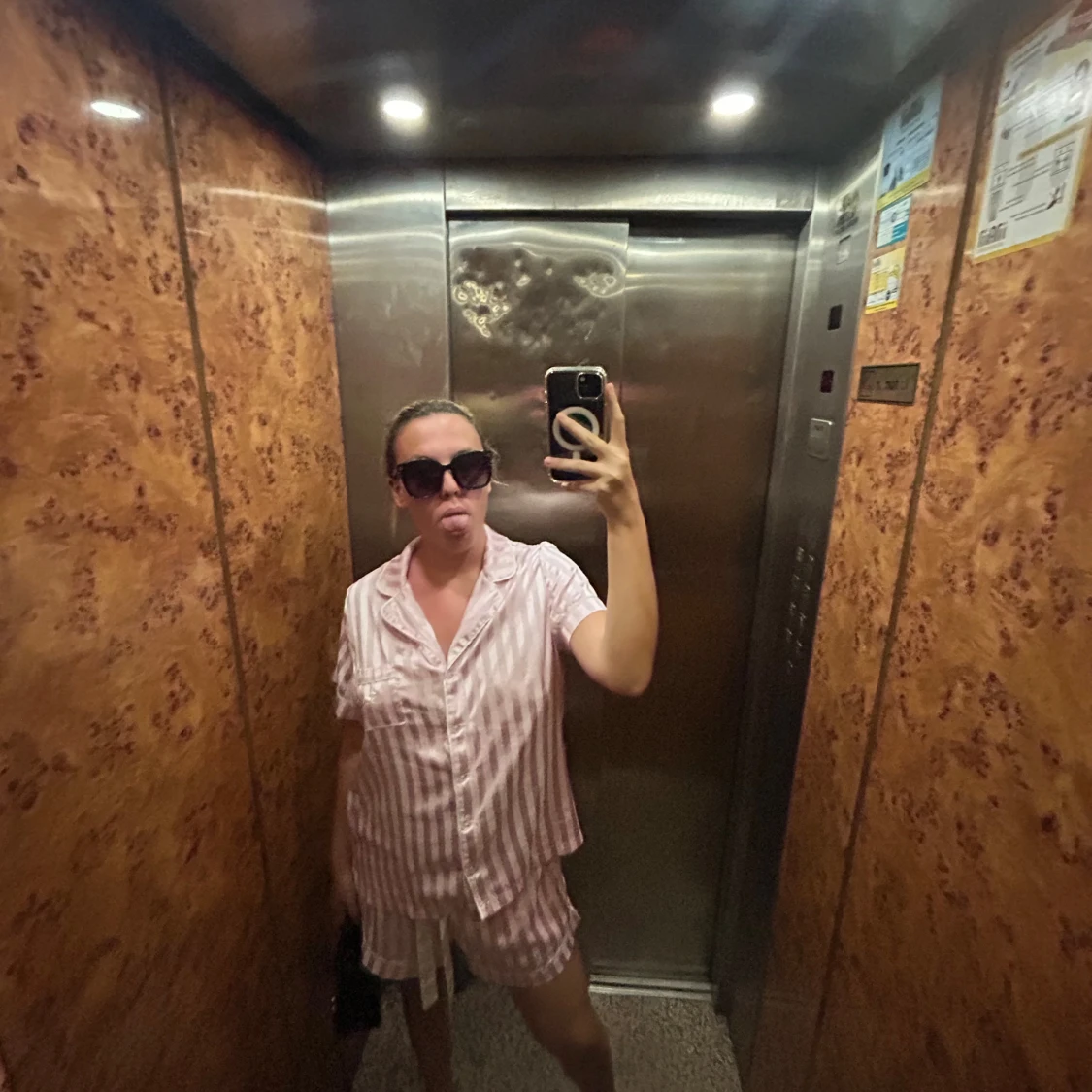 Randiga ljusrosa pyjamasshorts med snörning - 1