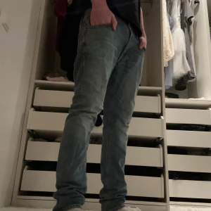 Blå jeans från Nudie Jeans W30 L30 - Feta jeans ifrån nudie, en liten defekt vid knät men annars jätte bra. Pris kan diskuteras vid snabb affär