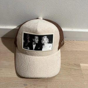 Beige velvetkeps från Ted Wonti - Hej! Säljer nu min beiga snygga velvetkeps från Ted Wonti! Denna keps är väldigt speciell, de släppte endast ett begränsat antal kepsar. Kepsen har nästan aldrig använts och är precis som ny! Nypris är 399kr! Köparen står för frakten och betalning sker via Swish! Ha en bra dag! MVH Hector