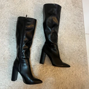 Boots med klack - Boots med tjock klack från shein storlek 39 men passar även 38. Klacken är 10 cm. Använd 3 gånger. Bra skick förutom sulan under skon då man ser att de är använda, inte riktigt skinn 