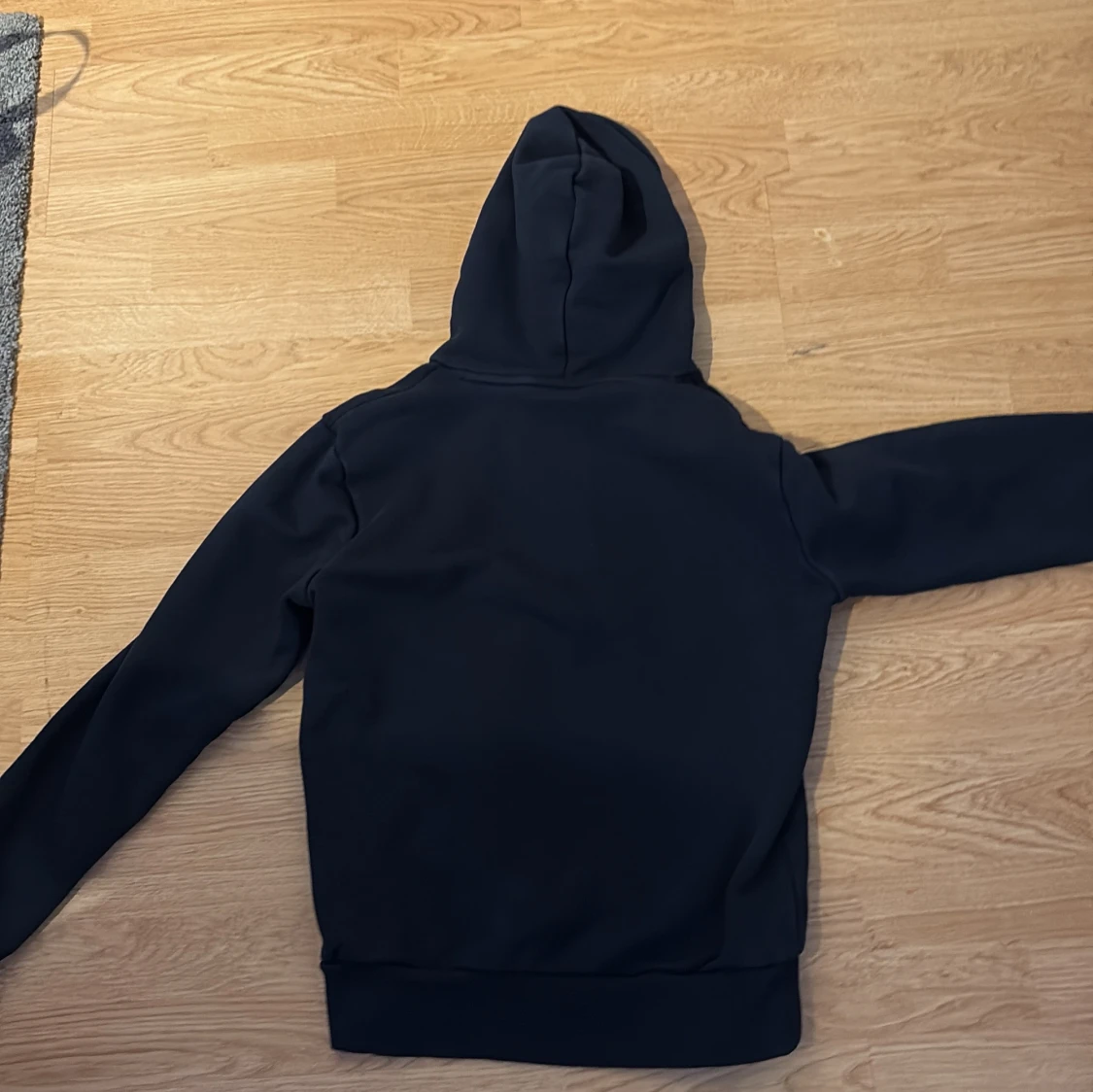 Mörk blå hoodie från GANT med broderi - 4