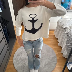 Trekvarts ärmad  tröja  - Super snygg lite kortare stickad tröja med trekvarts ärm bra skick storlek s från H&M. Knappar på ena armen