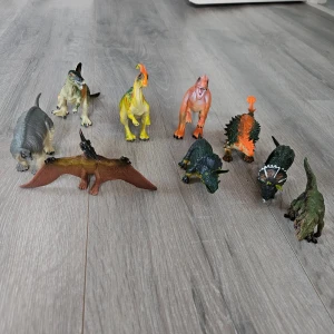 Dinosarie figurer olika sorter. - Dinosarie figurer . 9 stycken , är i bra skick . Inte mycket använda.