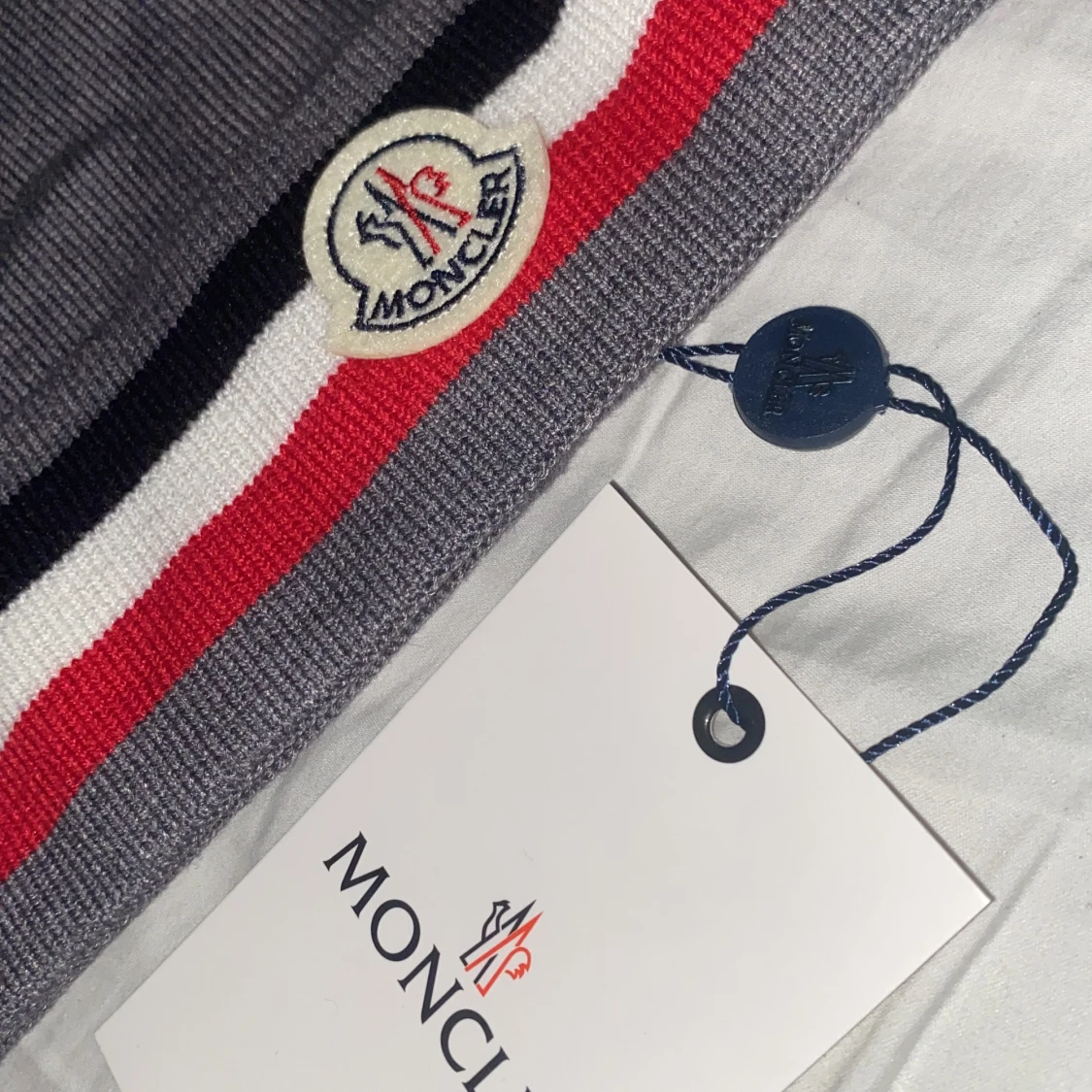 Grå Moncler mössa med ränder - 2