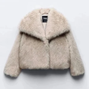 Beige pälsjacka från Zara - Säljer en fluffig och beige/grå  pälsjacka från Zara med bred krage och lång ärm. NYSKICK! perfekt för att hålla sig varm och samtidigt se trendig ut. //skriv för mer info❤️