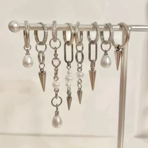 Örhängen silver  - Laika🥰💕💌 egengjorda örhängen i rostfritt stål. Just nu finns det överraskningskit uppe på min sida med 54% nedsänkt pris !! Priset på paketet innehållande 6 par örhängen är 369 kr, orginalpris 789 kr. 