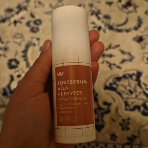 Fuktserum med vitamin E 50 ml - Fuktserum för alla hudtyper, oparfymerad och intensivt återfuktande med hyaluronsyra och vitamin E. Kommer i en vit plastflaska med pump och bronsfärgad etikett. Perfekt för dag- och nattbruk, tillverkat i Sverige. Har bara använt 2 - 3 gånger. PRIS KAN DISKUTERAS!