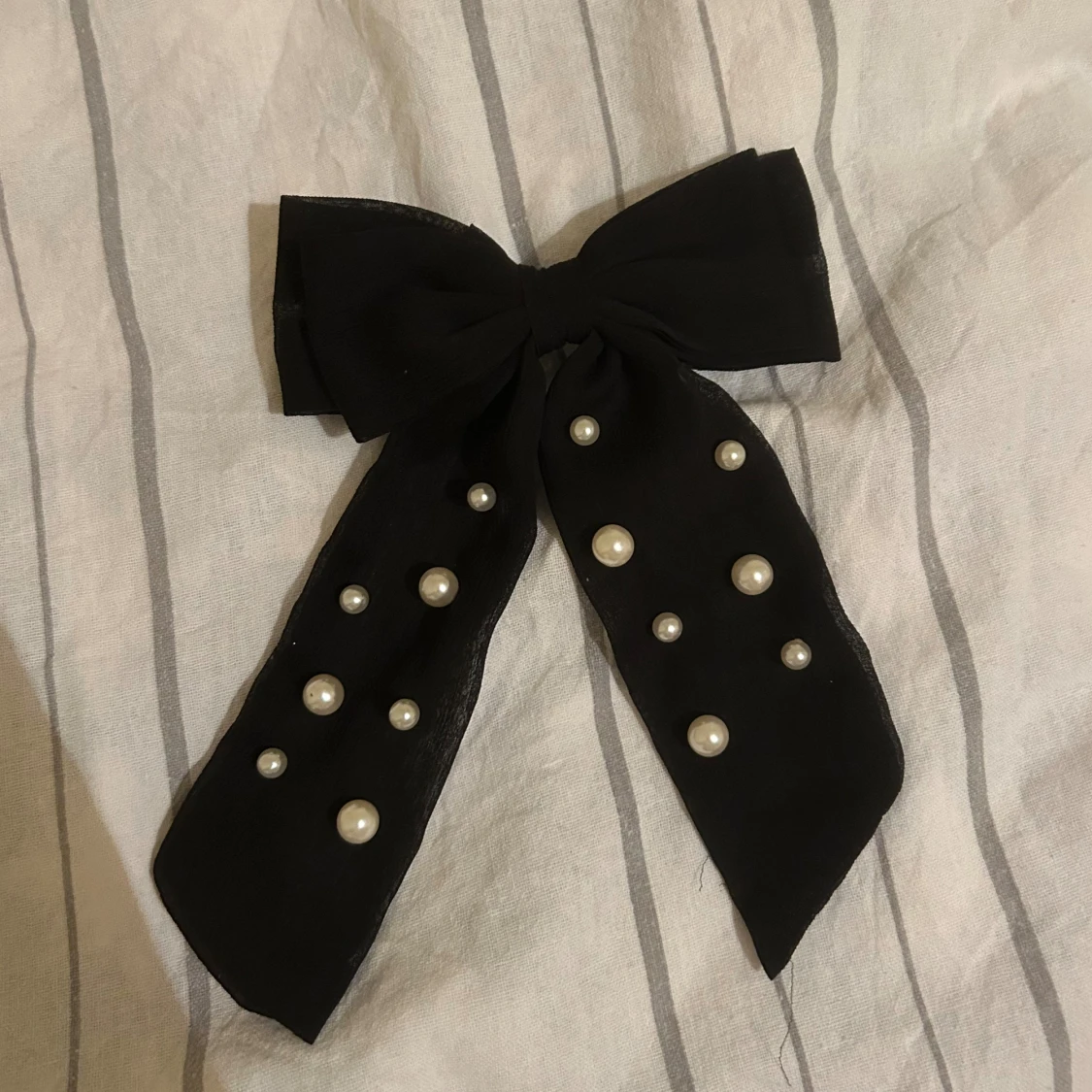 Svart hårklämma rosett med pärlor - 1