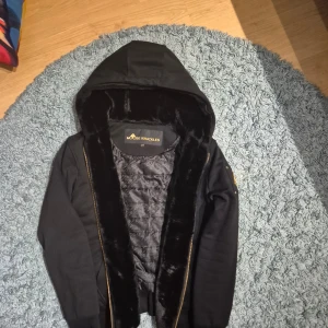 Moose knuckles bunny gold - Säljer en äkta Moose Knuckles Bunny i svart från Gold Series. Jackan har avtagbar pälskrage i svart äkta päls och är i storlek S.  ✅ Äkthet: Jackan är givetvis 100 % äkta – du kan enkelt verifiera detta genom att skanna NFC-taggen. ✅ Skick: Mycket fint skick, använd max 3 gånger. ✅ Nypris: 5 999 kr  Ett perfekt tillfälle att få tag i en exklusiv och stilren vinterjacka till ett bra pris