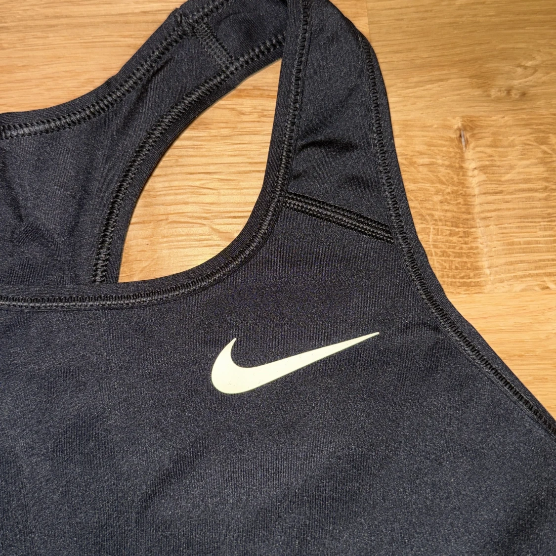 Svart sporttopp från Nike - 1