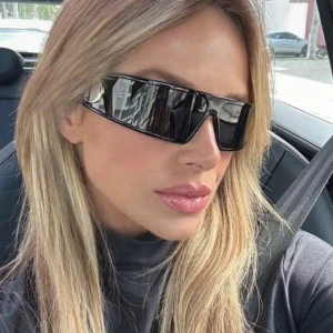 Svarta  solglasögon med guldlogo - För en lyxig känsla ✨