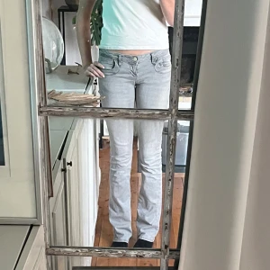 Grå bootcut jeans från LTB Valerie - Säljer ett par grå jeans från LTB Valerie i bootcut-modell med låg midja. Snygg passform som sitter tajt upptill och släpper vid benen. Pris går att diskutera vid snabb affär! 🥰