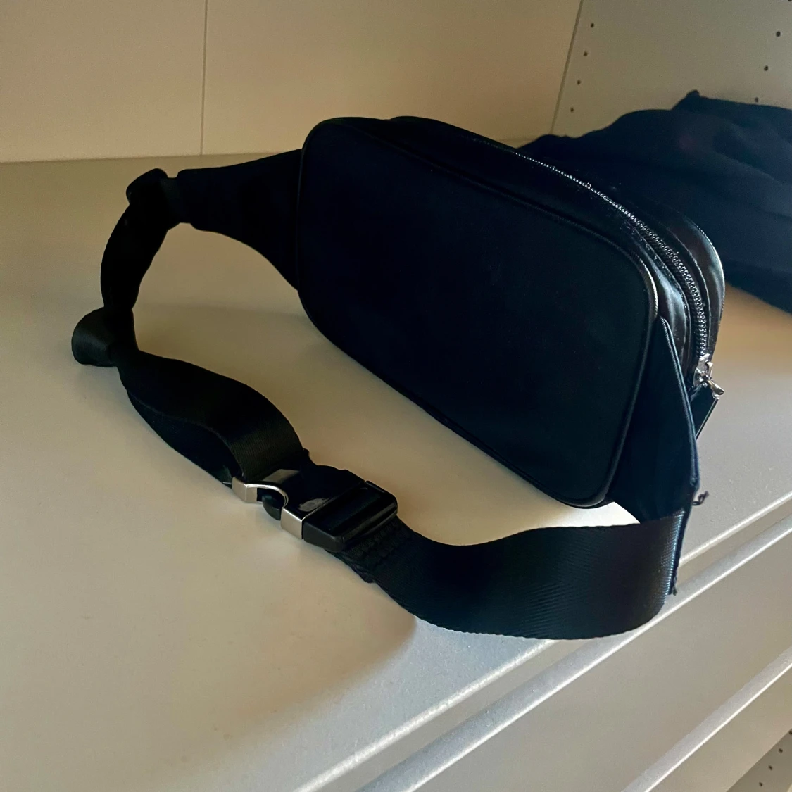 P midje väska i svart  - 1