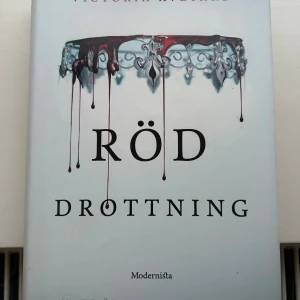 Röd drottning / Red Queen  - Röd drottning av Victoria Aveyard. 1a boken i serien. Fint skick, bara några svarta prickar som syns på sista bilden!