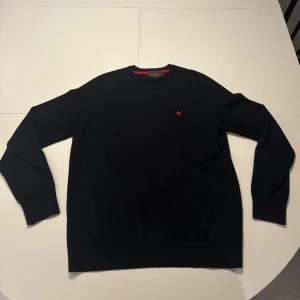 Mörkblå stickad tröja från Morris - Snygg stickad Morris tröja i 100 % merino ull. Nypris ca 1500. L men passar S. Om du undrar något kontakta mig.