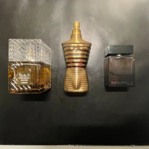 Lattafa Khamrah Qahwa parfym - Khamrah Qahwa från Lattafa, JPG Le Malé Elixir och Dolece & Gabbana The One EDP - Parfymer med unik design och exklusiv känsla. Perfekt för dig som vill sticka ut med något annorlunda. JPG le Malé Elixir är 125 ml och det finns ca 80 ml kvar. Säljer dessa då jag helt enkelt har tappat intresset för parfymer