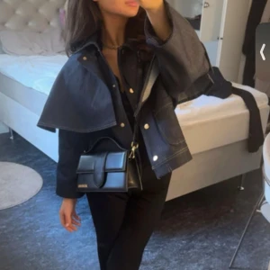 Mörkblå jeansjacka med cape-detalj - 750 kr, slutsåld, ny med prislapp, strl S💃