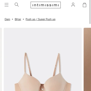 Grå push up bh från Intimissimi - Snygg grå push up bh från Intimissimi med släta kupor och justerbara axelband. Mjuk och följsam känsla tack vare polyester och syntetmaterial. Perfekt för dig som vill ha en clean look under kläderna. Kuporna är formade för extra lyft och stöd.