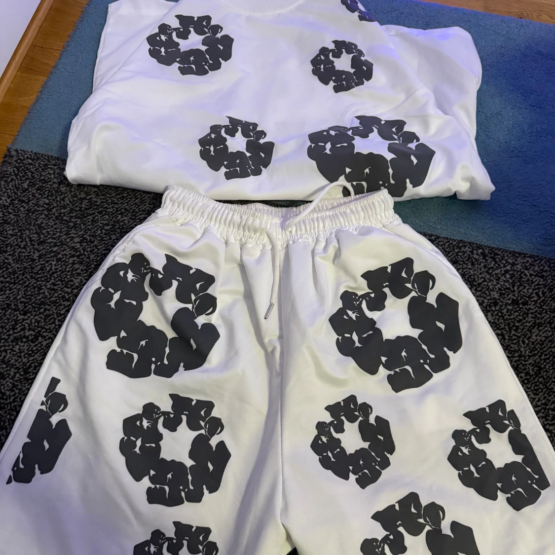 Vita shorts med svart mönster - 1