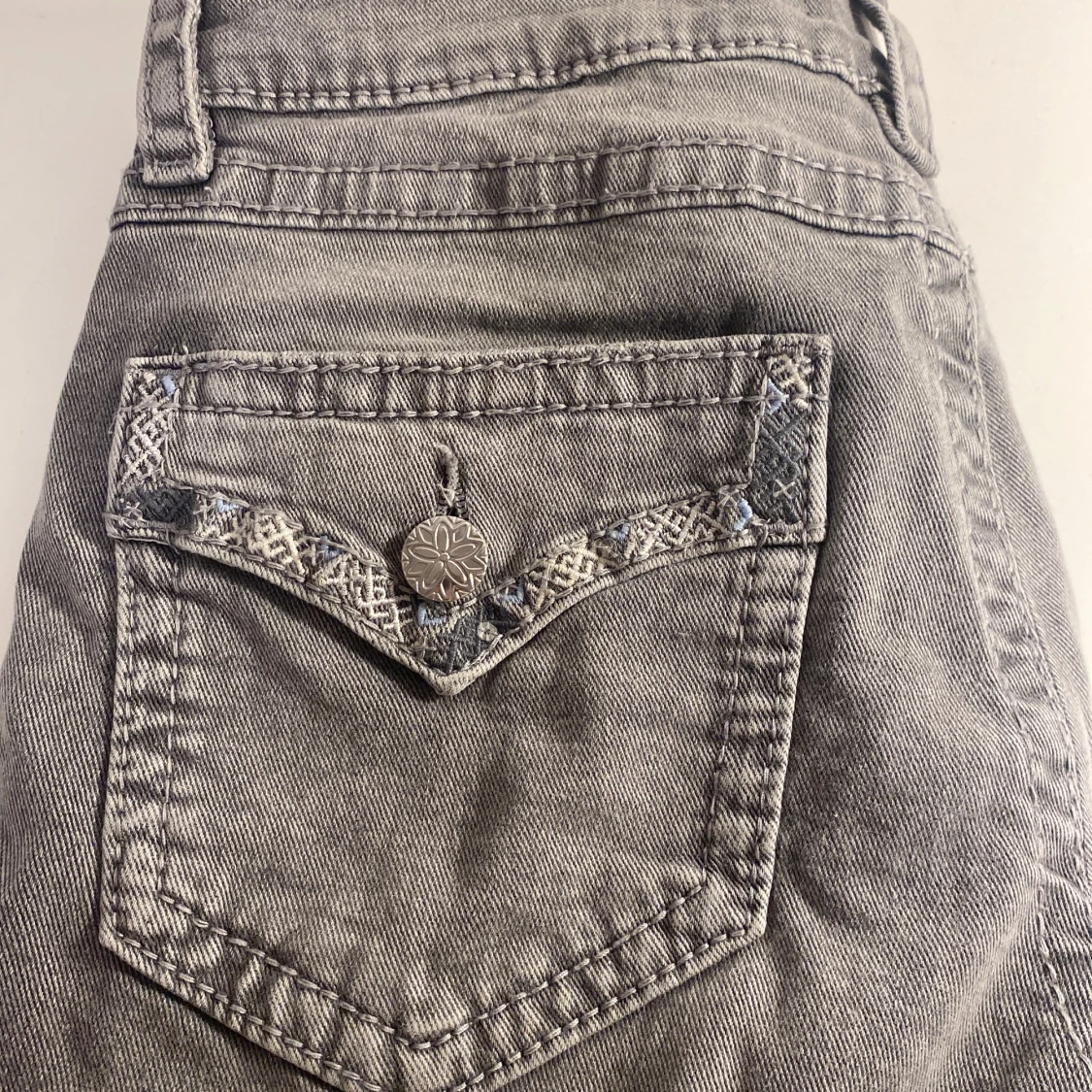 Grå jeans med broderad ficka Gina Tricot - 1