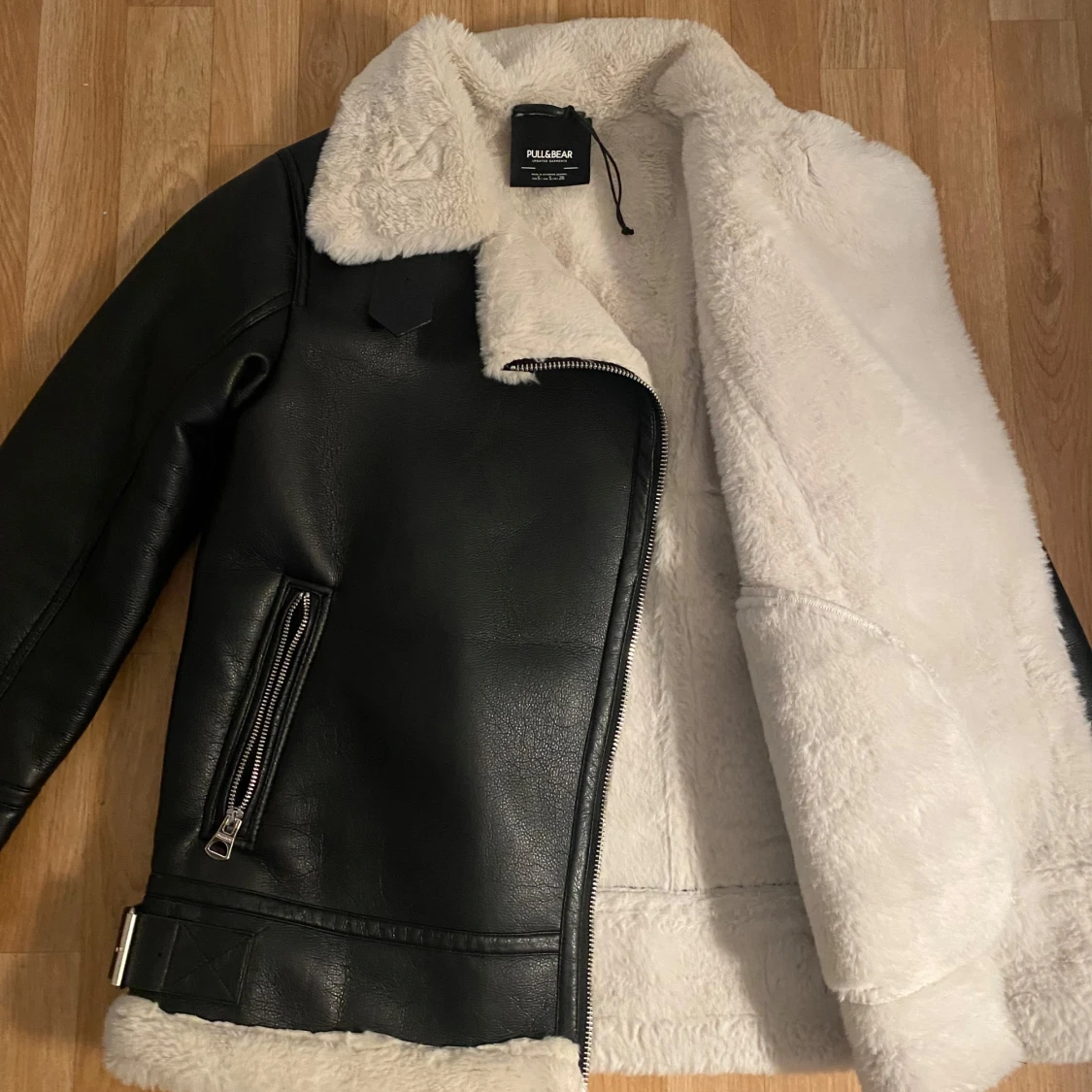 Svart pälsjacka från Pull&Bear - 1