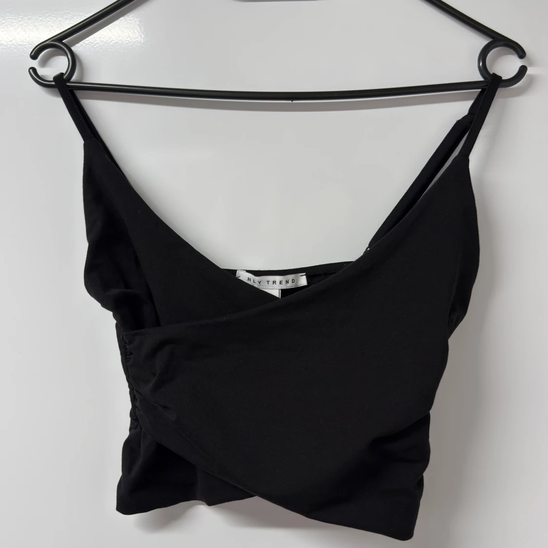 Svart omlott croppad topp NLY Trend