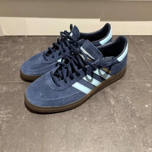 Adidas Spezial mörkblå sneakers mocka - Vann dessa skor i en tävling på jobbet! Helt nya och oanvända – bara provade för storlek. Superfina och bekväma, men tyvärr inte rätt storlek för mig.