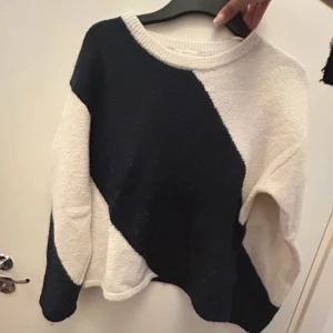 randig stickad tröja - Säljer en snygg stickad tröja i marinblå och vitt. Från gina young i storlek 170 Fraktar endast via instabox 