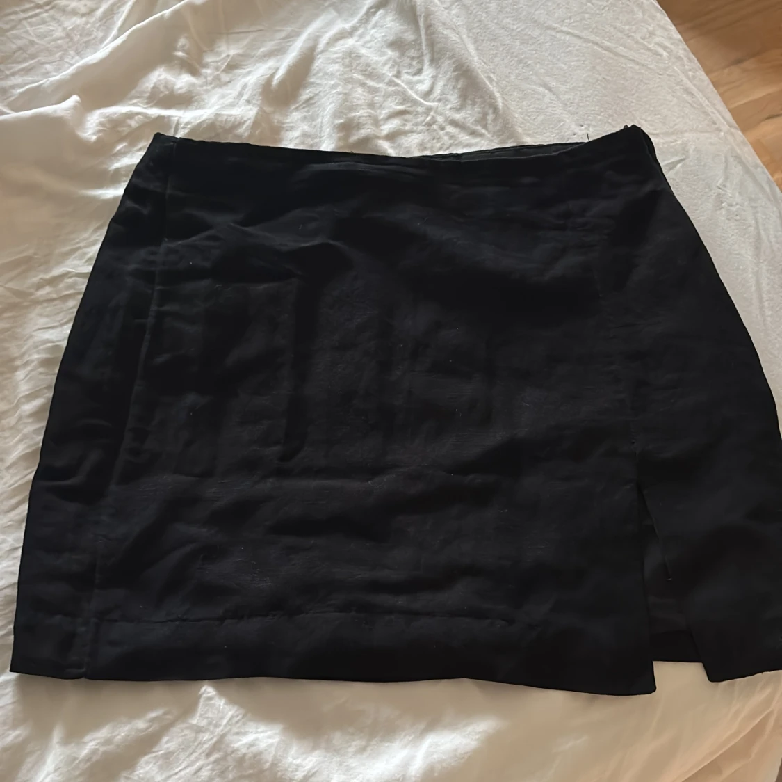 Svart kortkjol från H&M, storlek 36