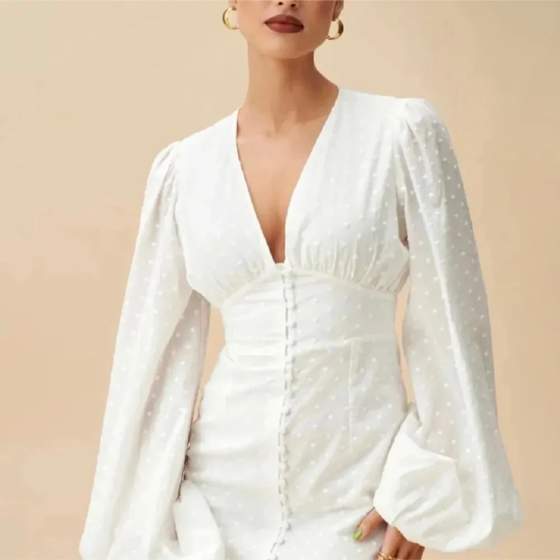 Vit prickig kortklänning från Adoore